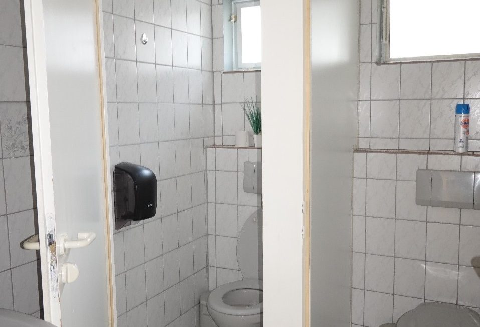 Getrennte WC- Anlage im EG