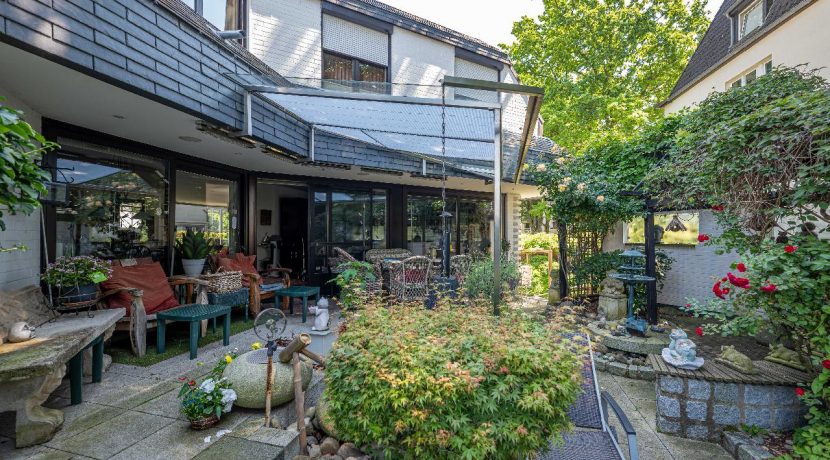 Wunderschöner Garten mit teilweiser überdachter Terrasse