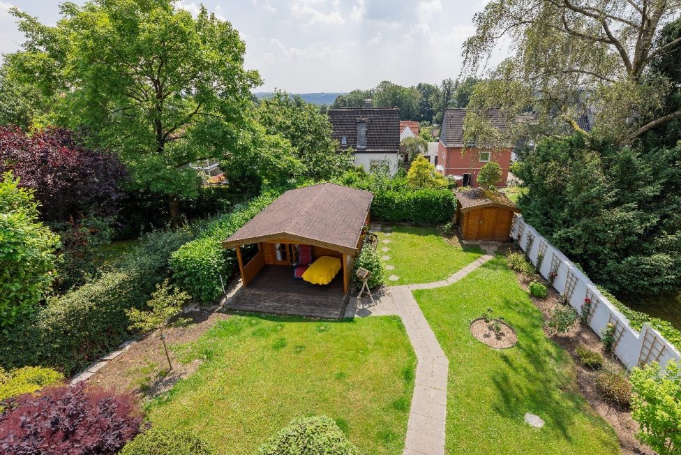 Garten mit Blockhaus