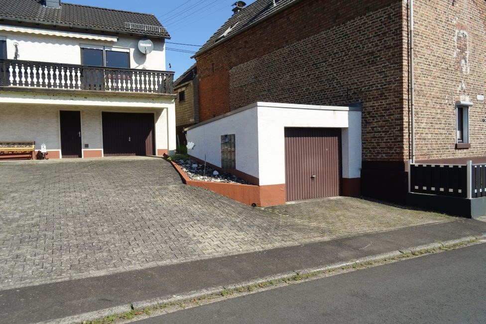 Garage mit Hofbereich