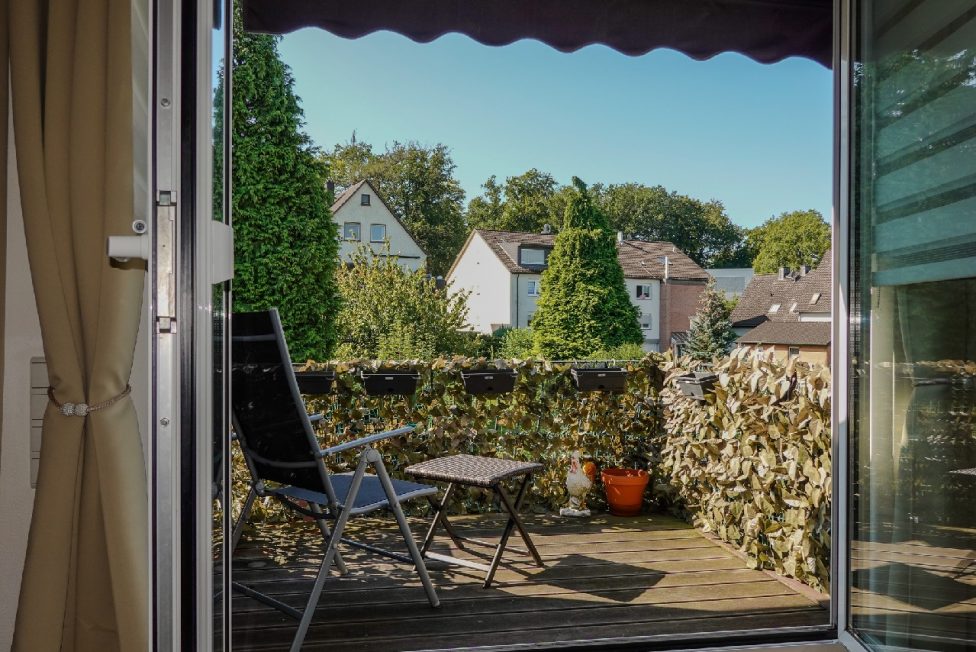 Der Balkon mit Blick ins Grüne