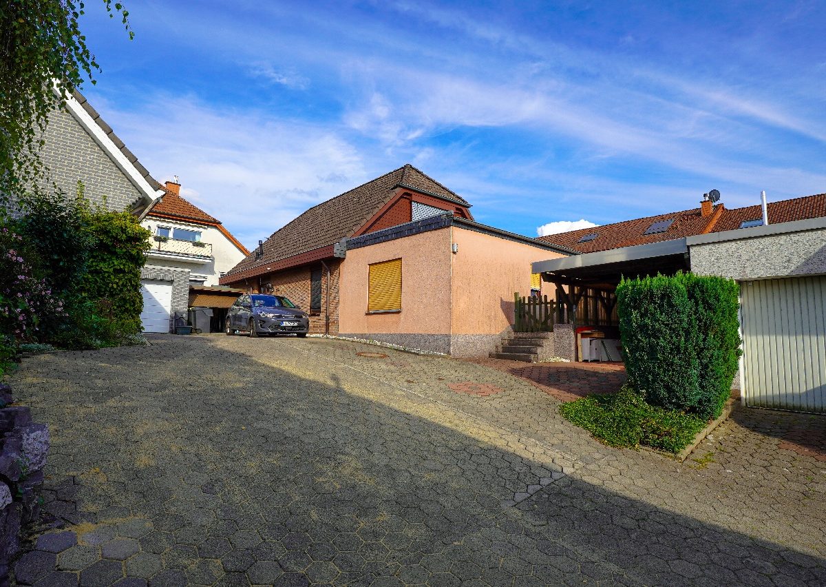 Zugang zum Haus u Garage