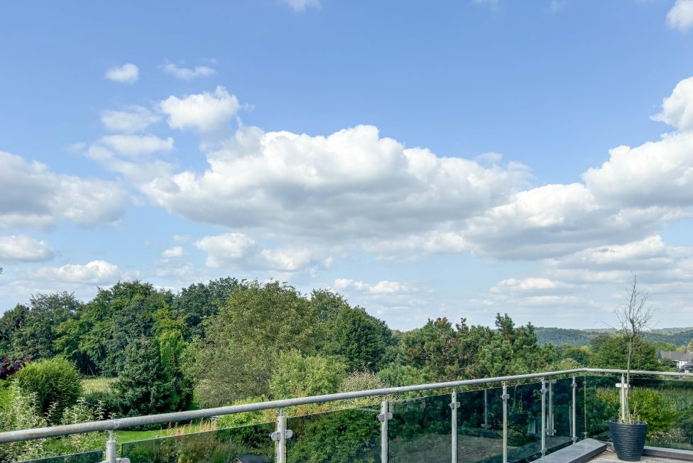 große Dachterrasse mit Blick ins Grüne