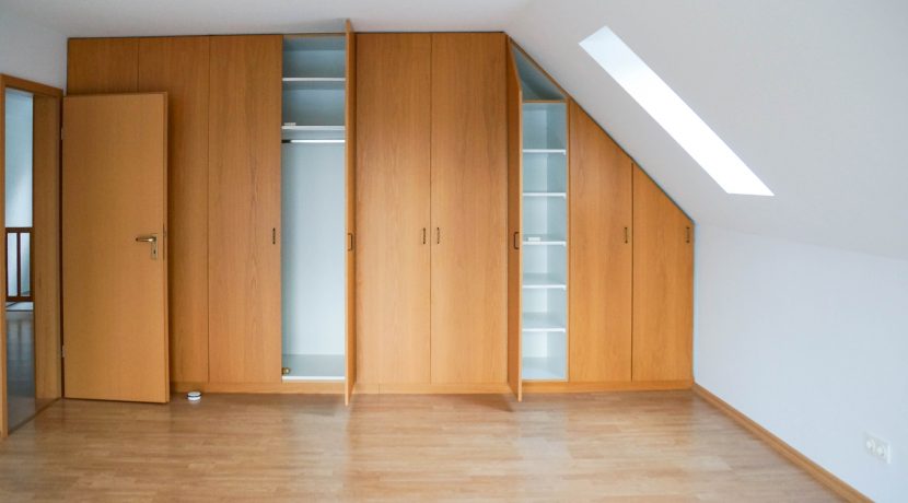 großes Schlafzimmer mit Einbauschrank