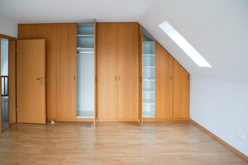 großes Schlafzimmer mit Einbauschrank