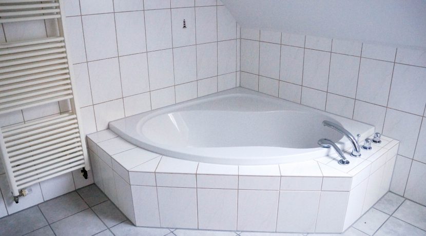 Eckbadewanne im Hauptbadezimmer