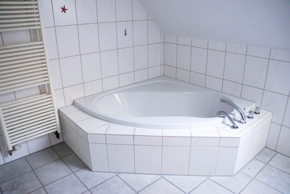 Eckbadewanne im Hauptbadezimmer