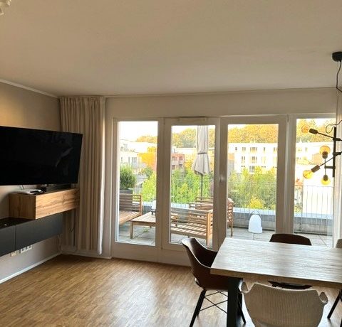 Wohnzimmer mit großem Balkon