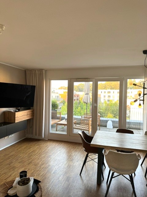 Wohnzimmer mit großem Balkon