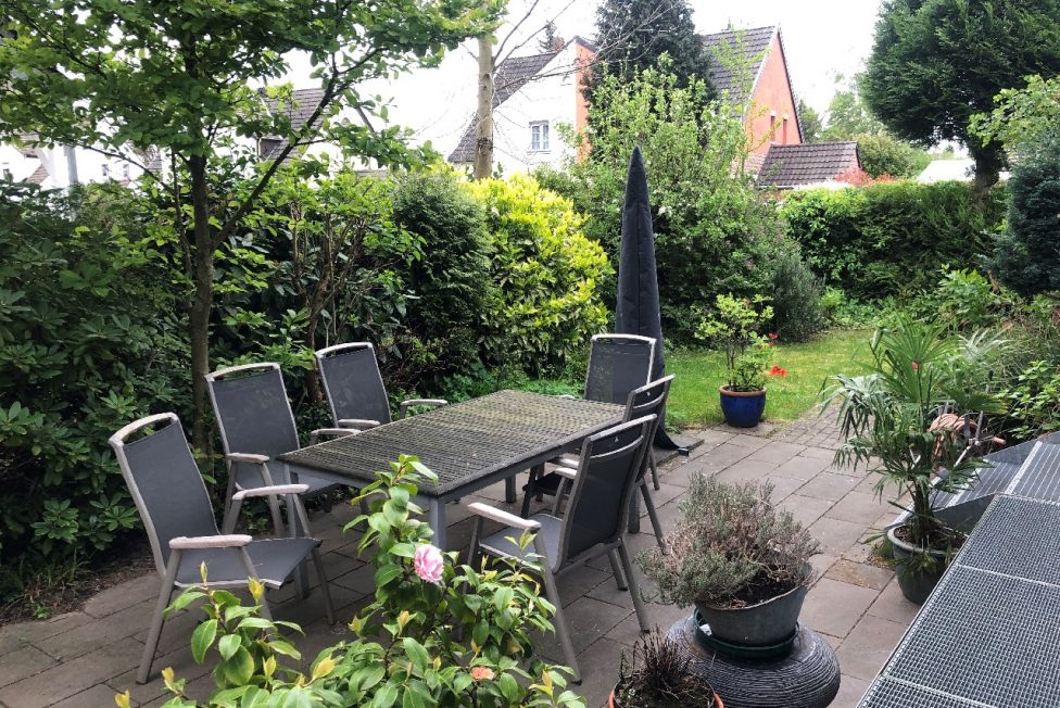 Terrasse mit kleinem Garten