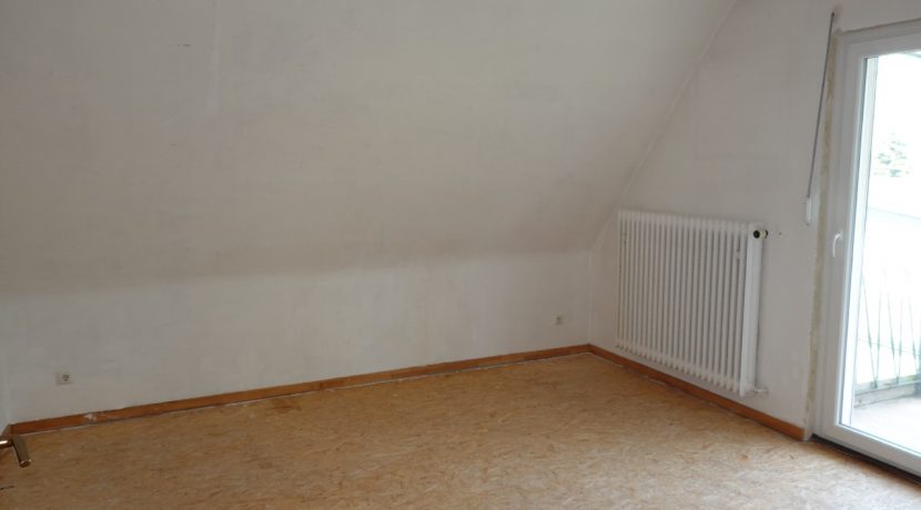 Schlafzimmer mit Balkonzugang im DG