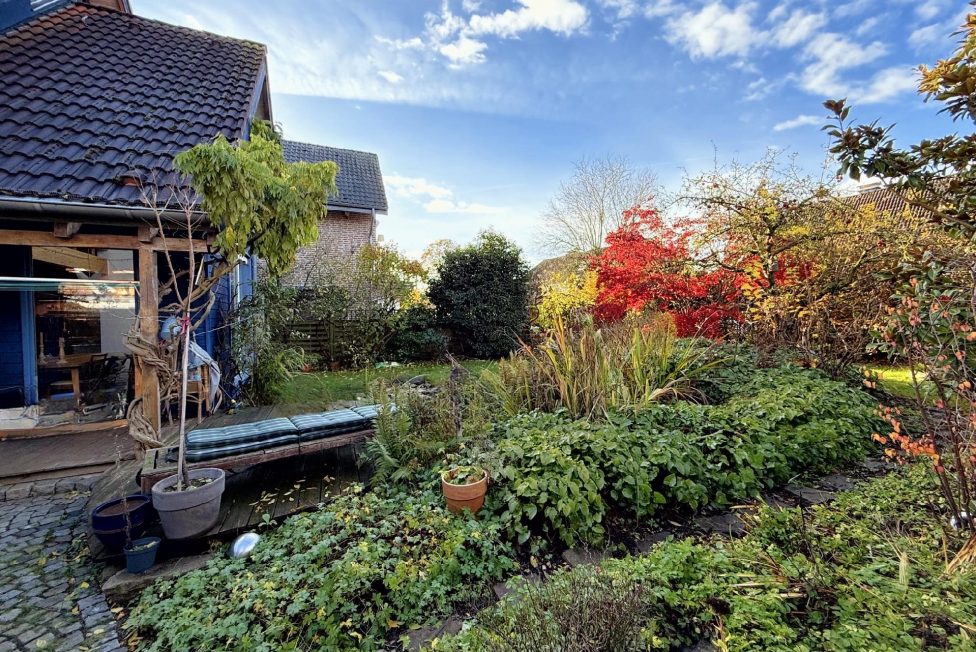 Garten mit Bachlauf