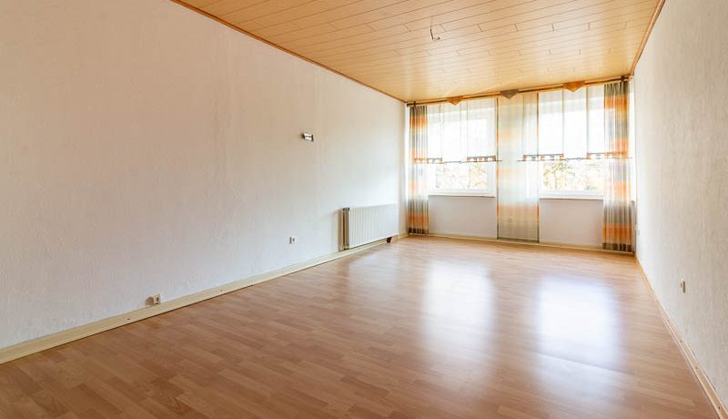 Ob eine große Wohnlandschaft oder eine kleine Sofa-Ecke - gemütliche Abende mit der Familie sind in diesem Wohnzimmer im 1.Obergeschoss garantiert!