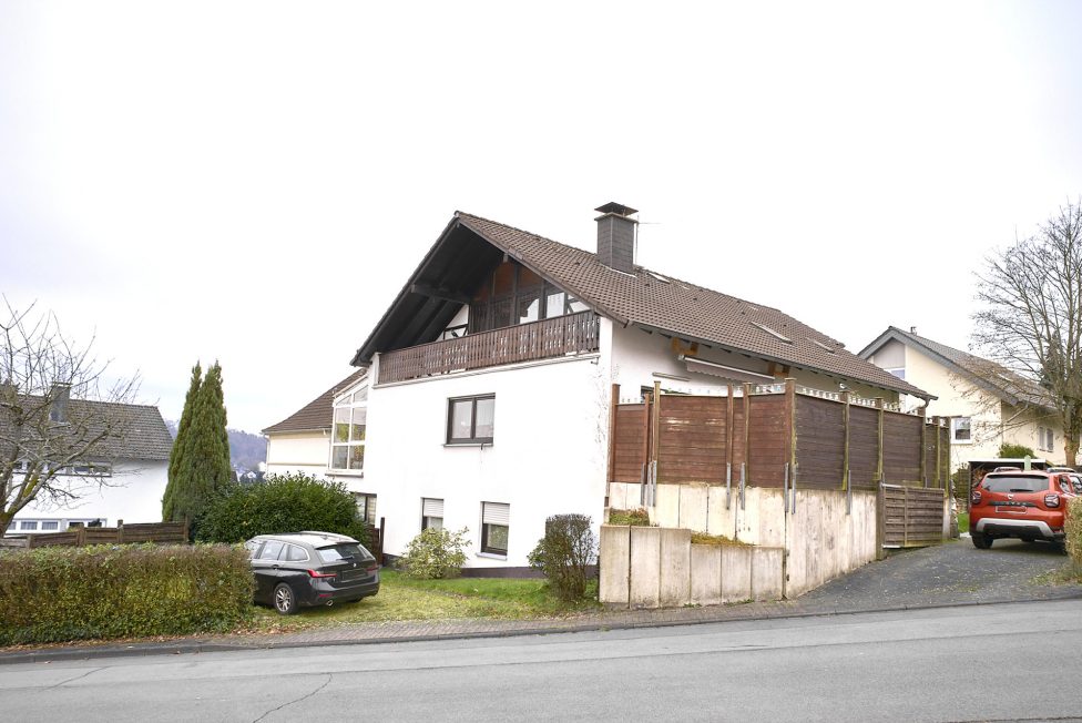 Stellplätze hinter dem Haus